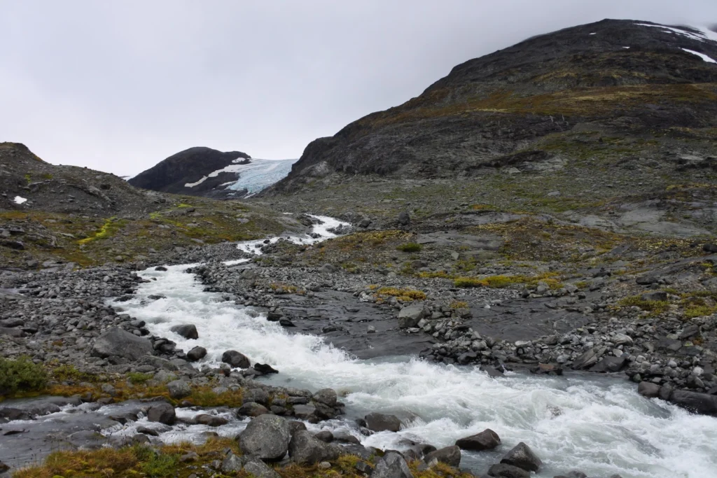 Defrosting the freezer. Climate change and glacial meltwater