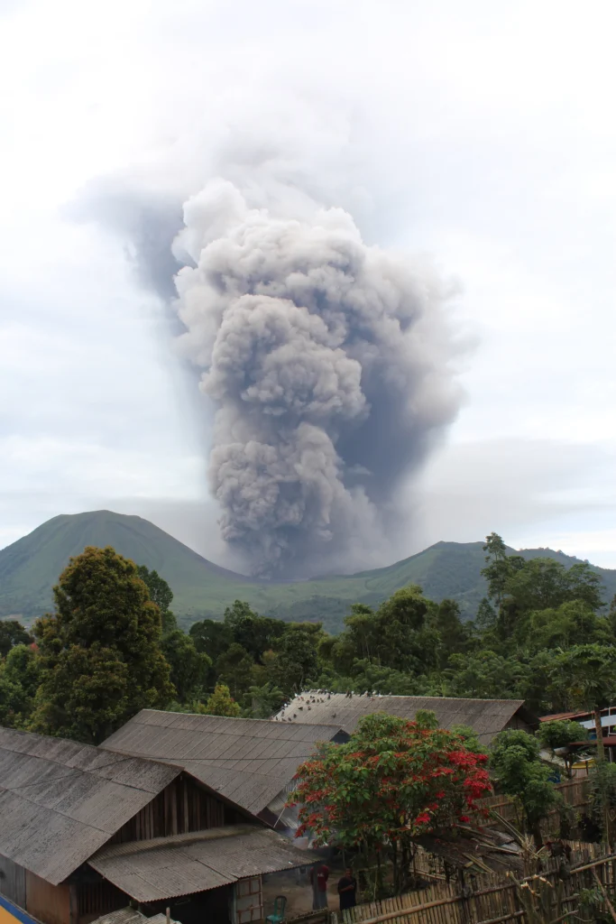 Friday Field Photos: Eruptions at Lokon-Empung volcano, Indonesia