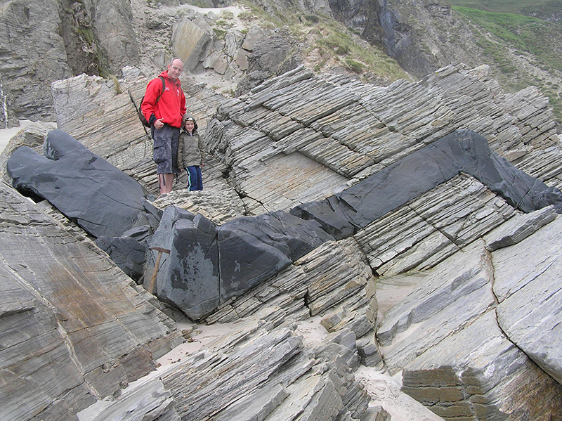 dyke and sill in Dalradian quartzite
