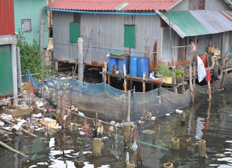 Shedding light on the invisible: addressing potential groundwater contamination by plastic microfibers