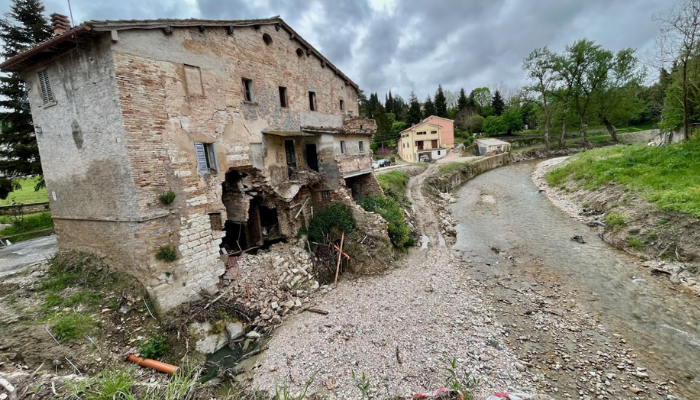 “What if …?” – Creativity in flood risk management using counterfactual scenarios
