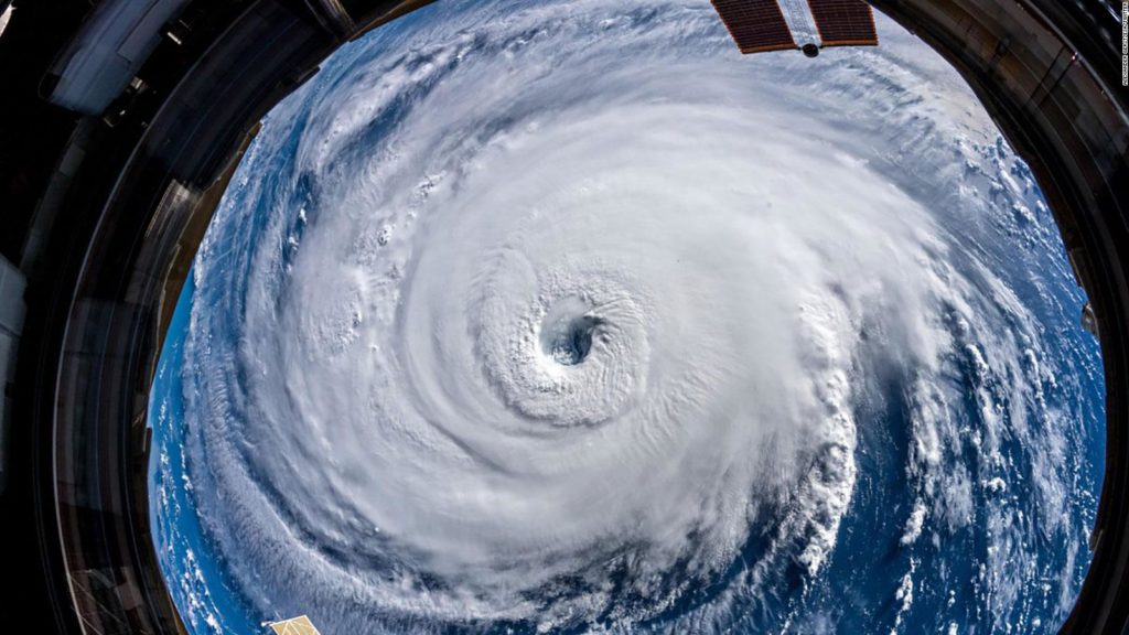 From the eyes of tropical cyclones to flooded strands : how climatologists use weather events to make climate predictions?