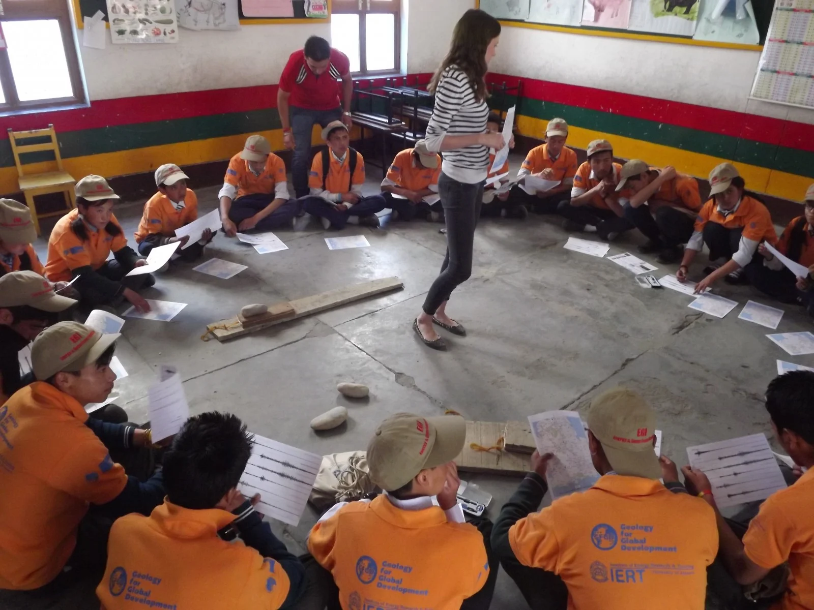 Rosalie Tostevin teaches children in Ladakh (India) about earthquake dynamics.