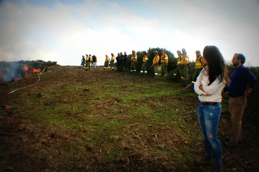 Soil scientists and firefighters during a prescribed burn in Sevilla. Photo by Antonio Jordán, University of Seville.