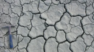 Modern desiccation cracks in blue clay derived from the early Cambrian Lontova Formation near Kunda in Estonia. Credit: Wikipedia user Pikne. This file is licensed under the Creative Commons Attribution-Share Alike 2.5 Generic license.
