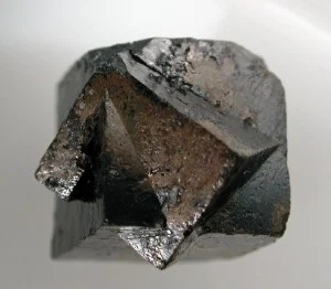 Perovskite2_-_Perovskite_Hill,_Magnet_Cove,_Hot_Spring_Co,_Arkansas,_USA